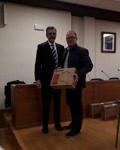 La Agencia Valenciana de Seguridad y Respuestas a las Emergencias entrega al alcalde un kit de comunicación de radio para uso en caso de emergencia