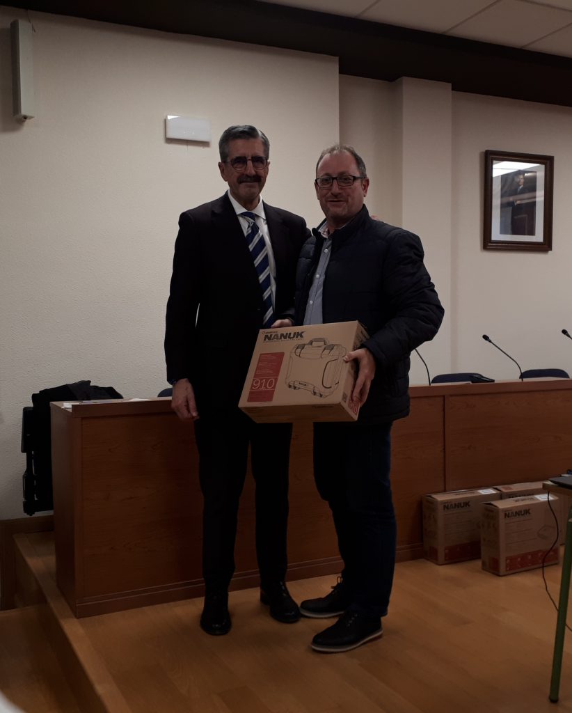 La Agencia Valenciana de Seguridad y Respuestas a las Emergencias entrega al alcalde un kit de comunicación de radio para uso en caso de emergencia